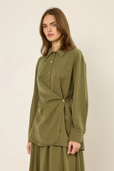 Wickelbluse mit seitlichem Knopf
