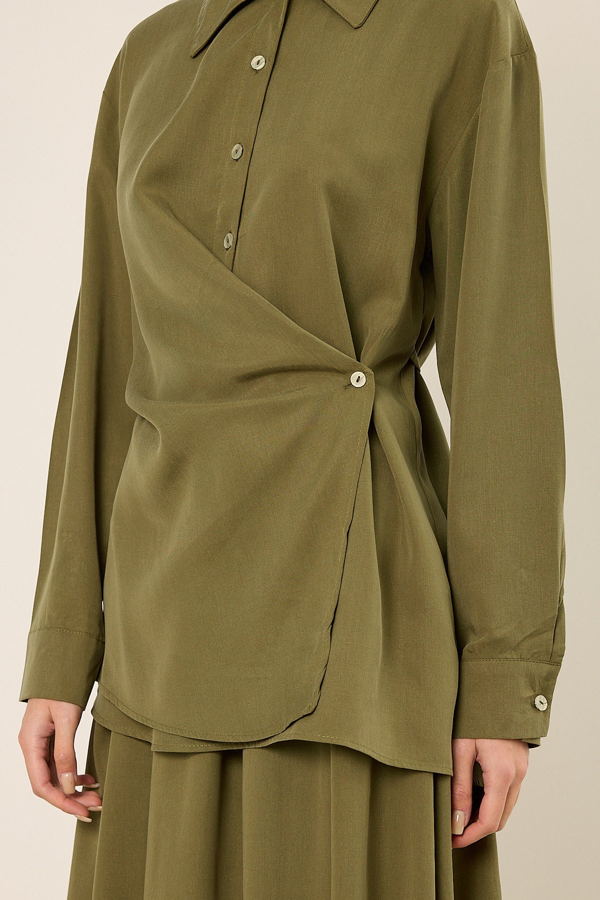 Wickelbluse mit seitlichem Knopf