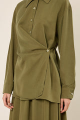 Wickelbluse mit seitlichem Knopf