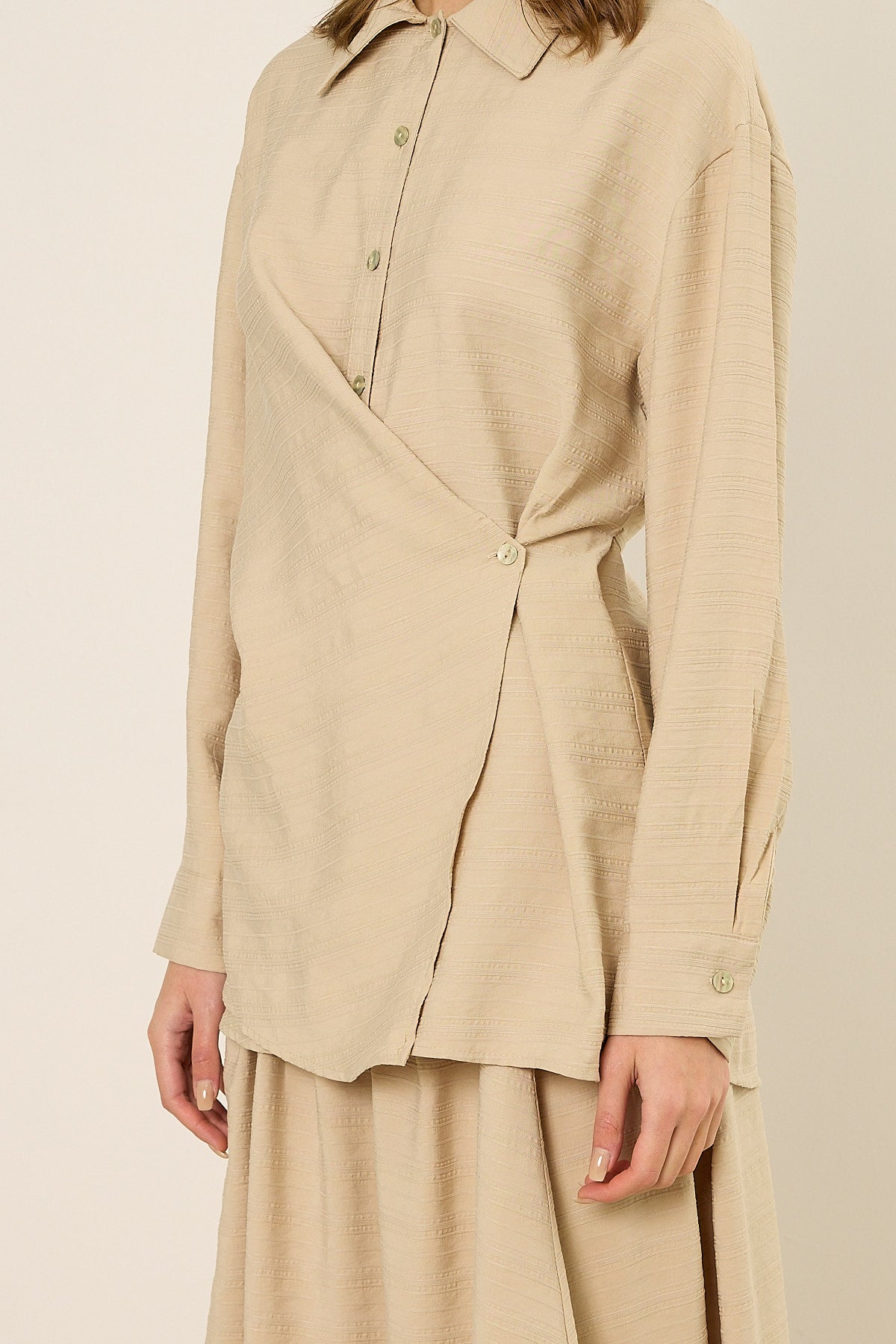 Wickelbluse mit seitlichem Knopf