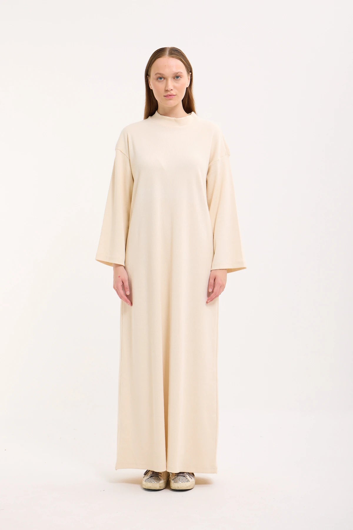 Rippstrick-Maxikleid mit Trompetenärmeln und Bindegürtel