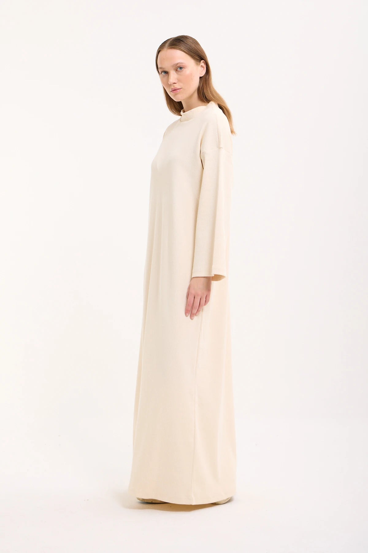 Rippstrick-Maxikleid mit Trompetenärmeln und Bindegürtel