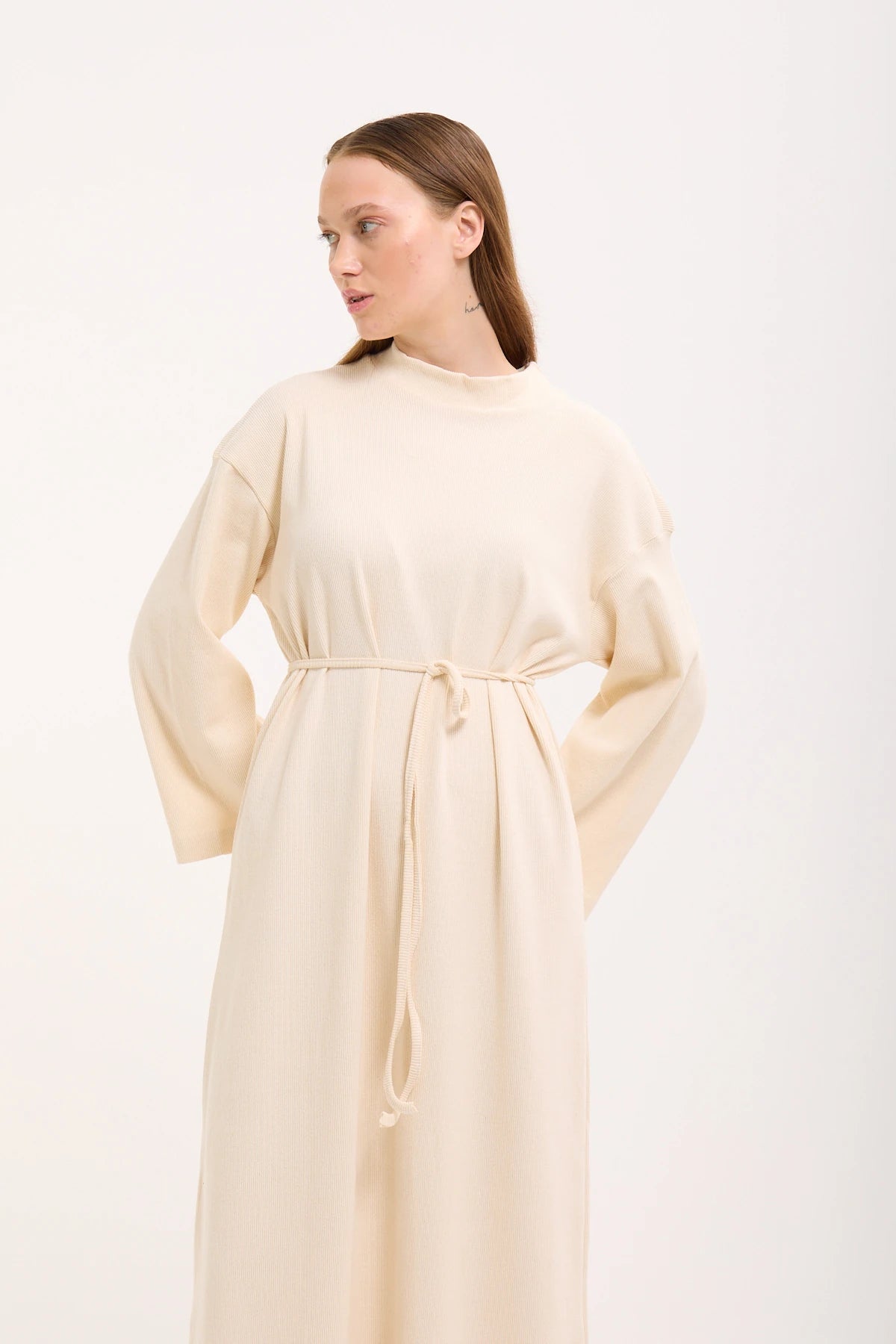 Rippstrick-Maxikleid mit Trompetenärmeln und Bindegürtel