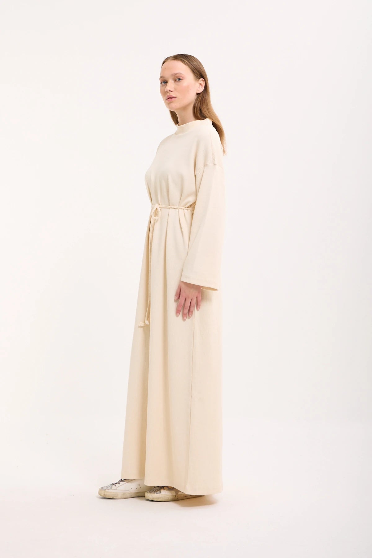Rippstrick-Maxikleid mit Trompetenärmeln und Bindegürtel