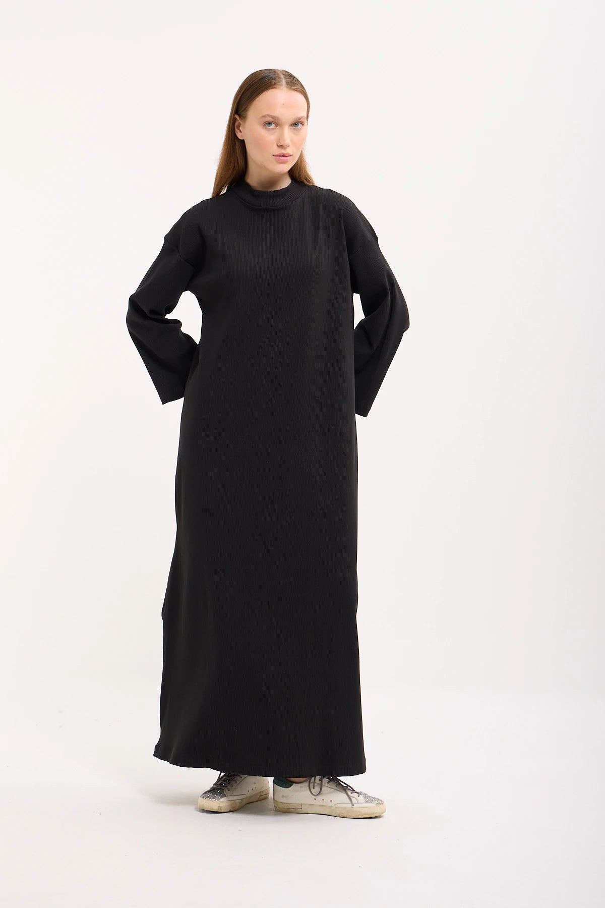 Rippstrick-Maxikleid mit Trompetenärmeln und Bindegürtel