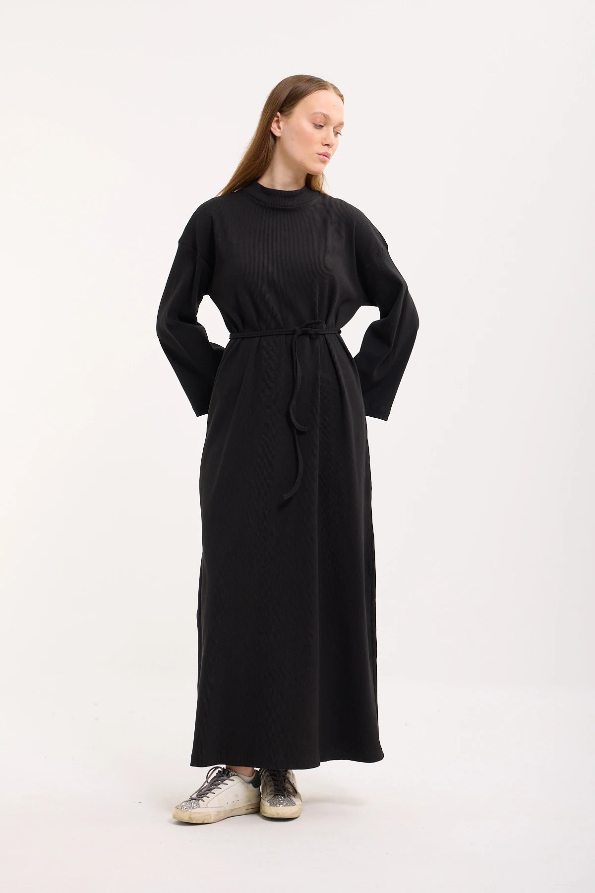 Rippstrick-Maxikleid mit Trompetenärmeln und Bindegürtel