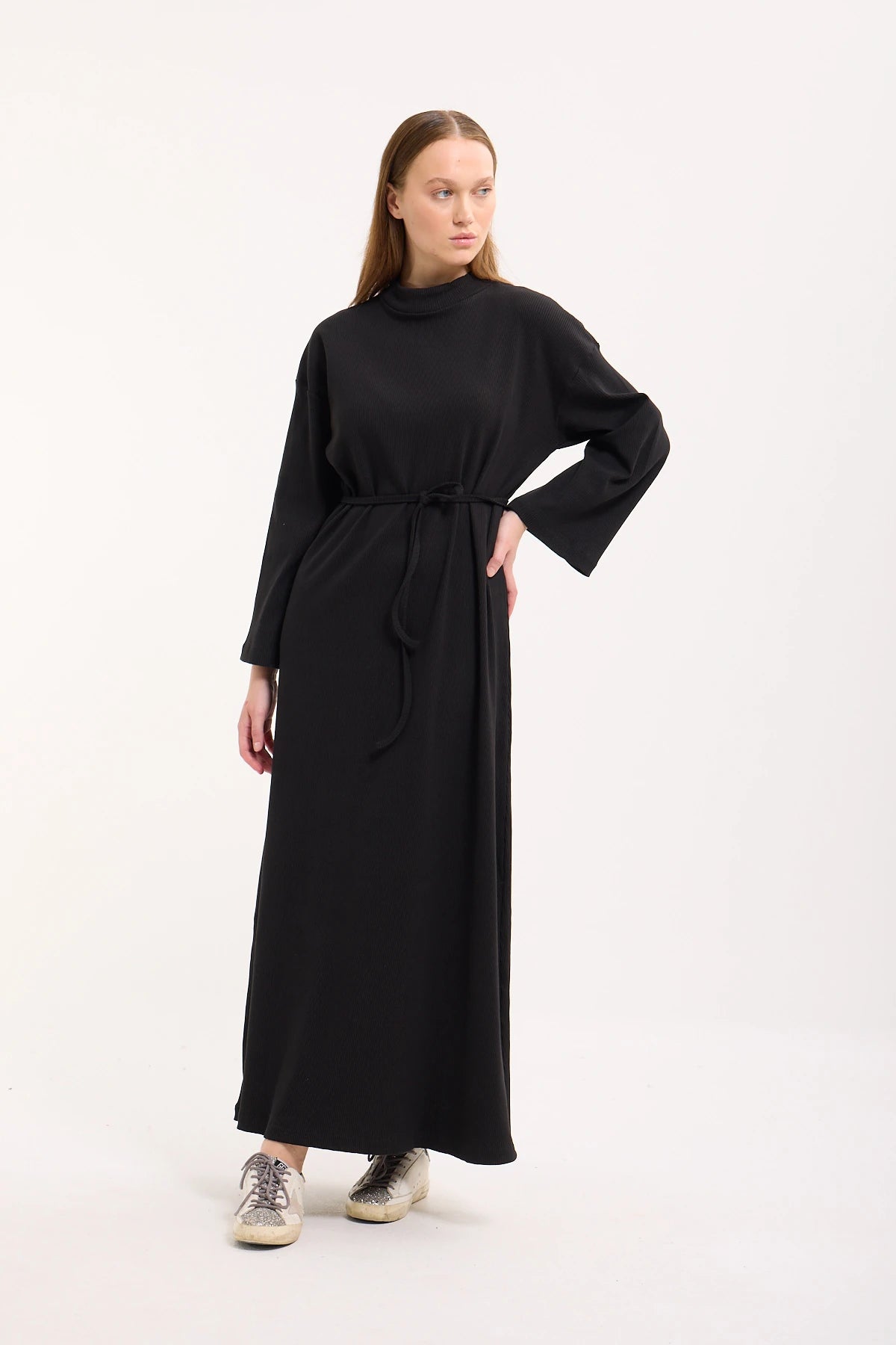 Rippstrick-Maxikleid mit Trompetenärmeln und Bindegürtel