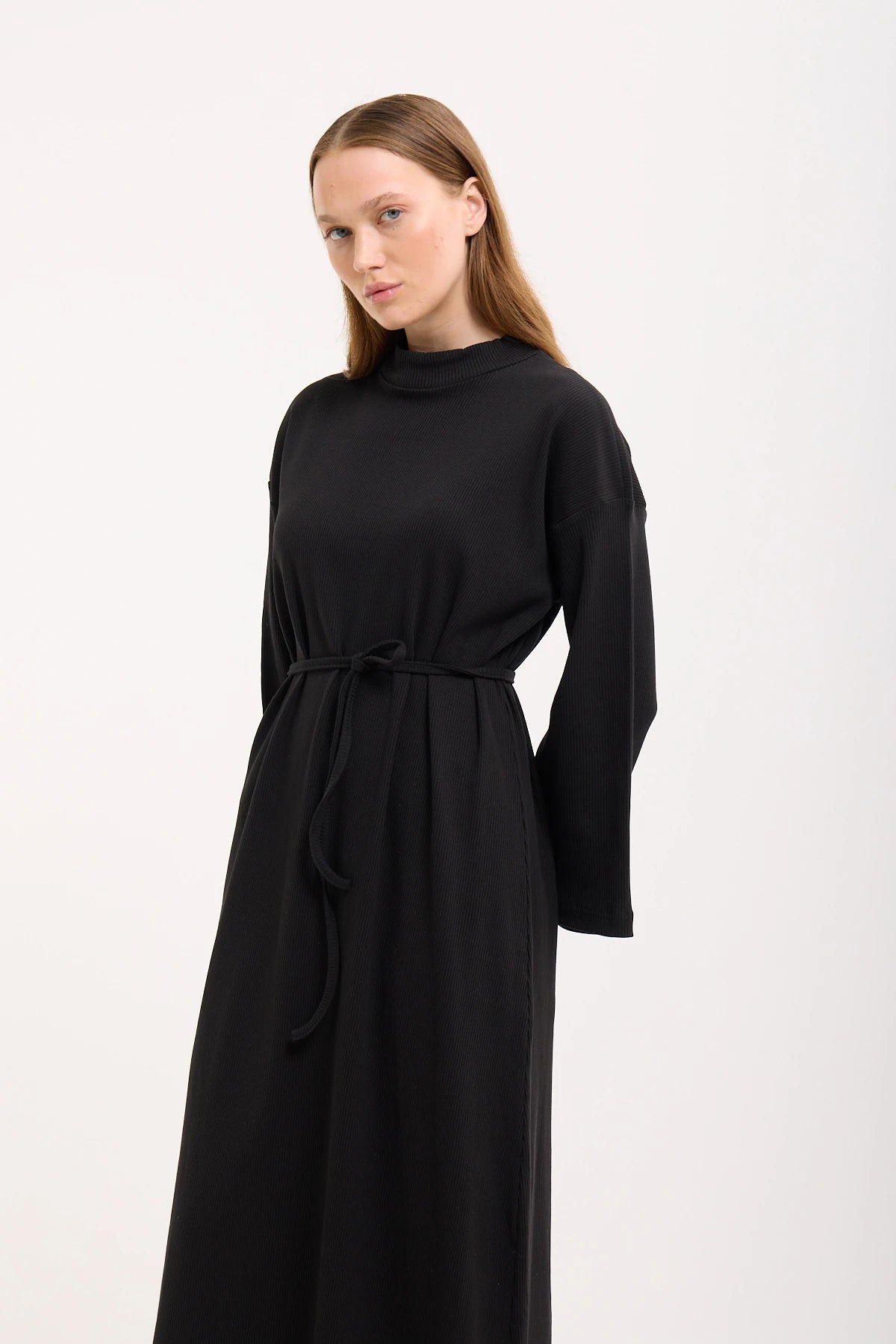 Rippstrick-Maxikleid mit Trompetenärmeln und Bindegürtel