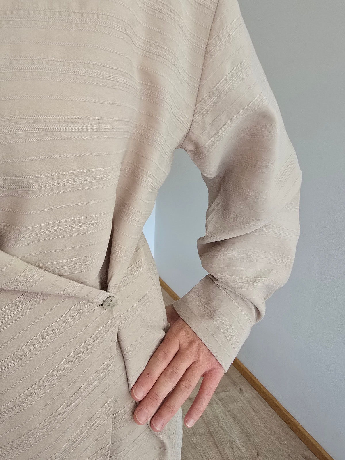 Wickelbluse mit seitlichem Knopf
