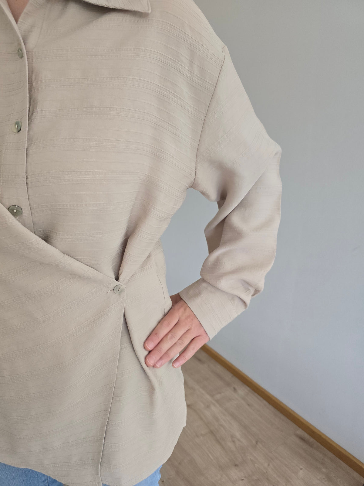 Wickelbluse mit seitlichem Knopf
