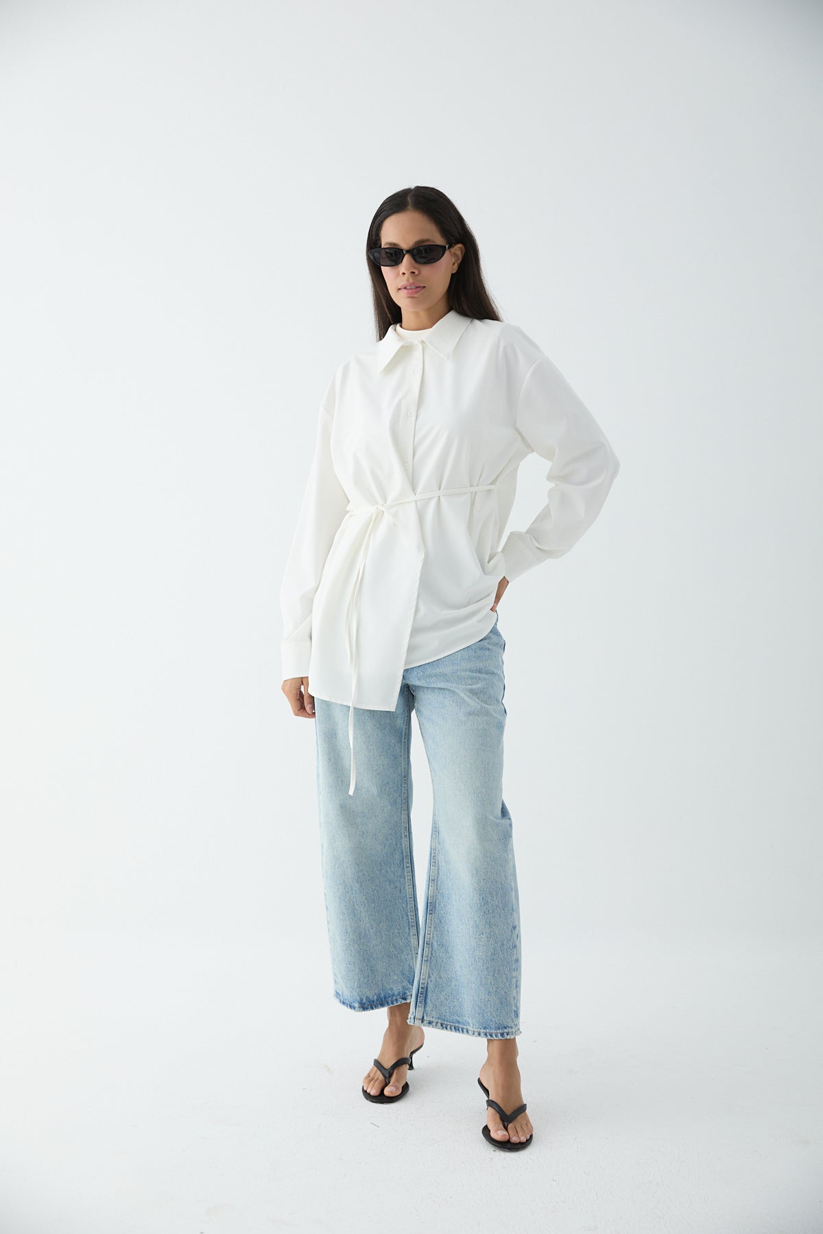 Moderne Wickel-Bluse mit seitlicher Knöpfung