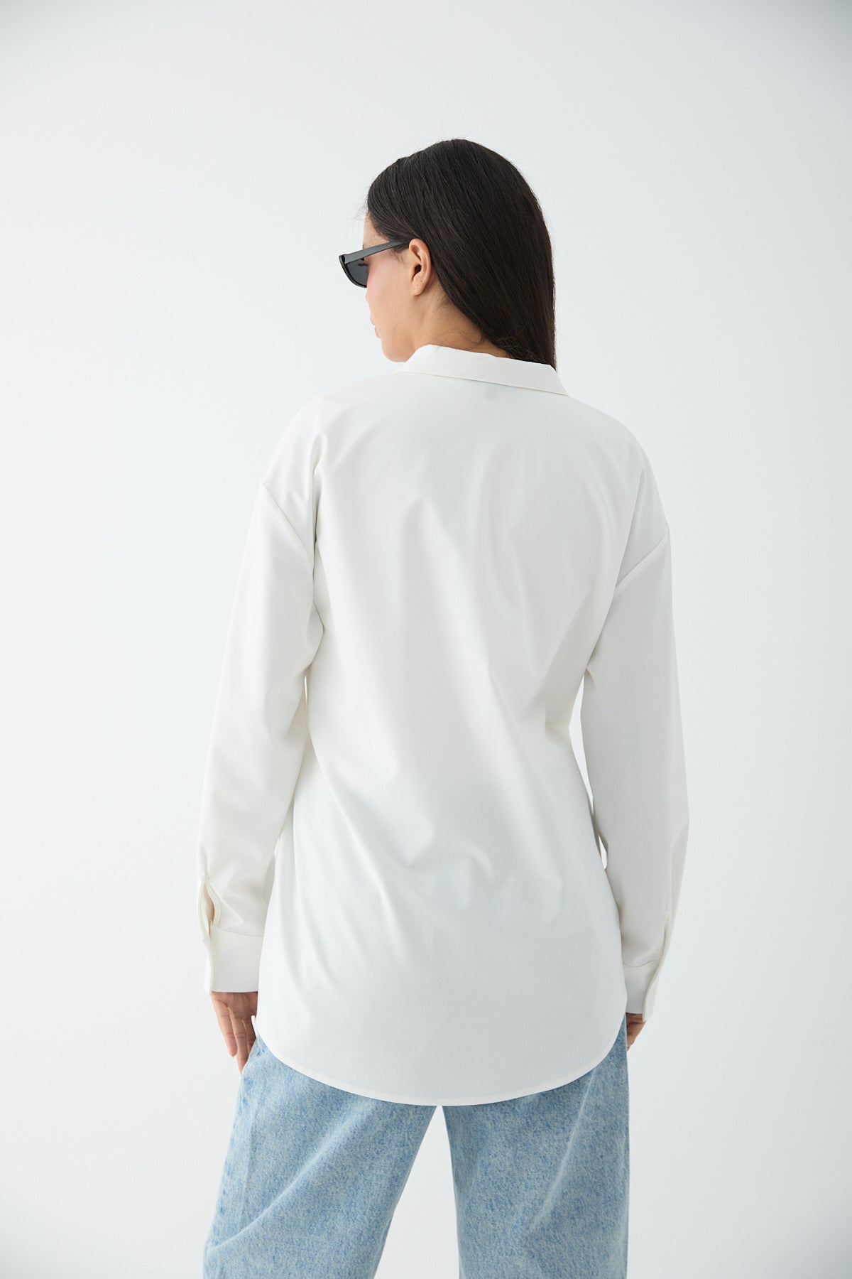 Moderne Wickel-Bluse mit seitlicher Knöpfung
