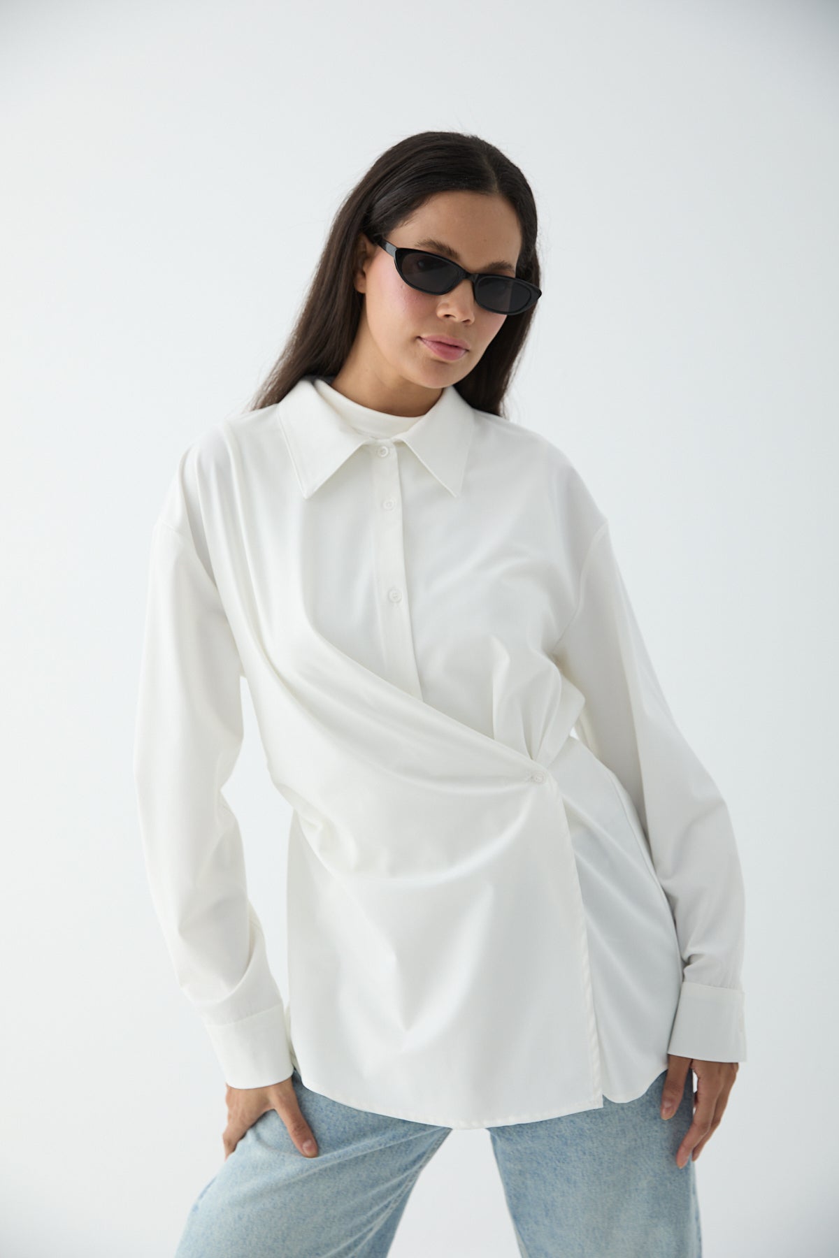 Moderne Wickel-Bluse mit seitlicher Knöpfung