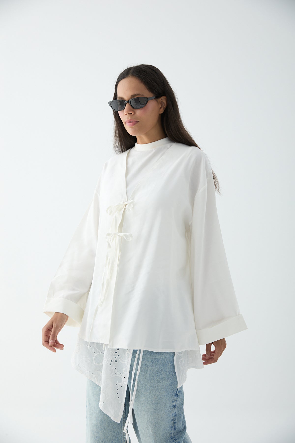 Fließender Kimono mit Bindebändern
