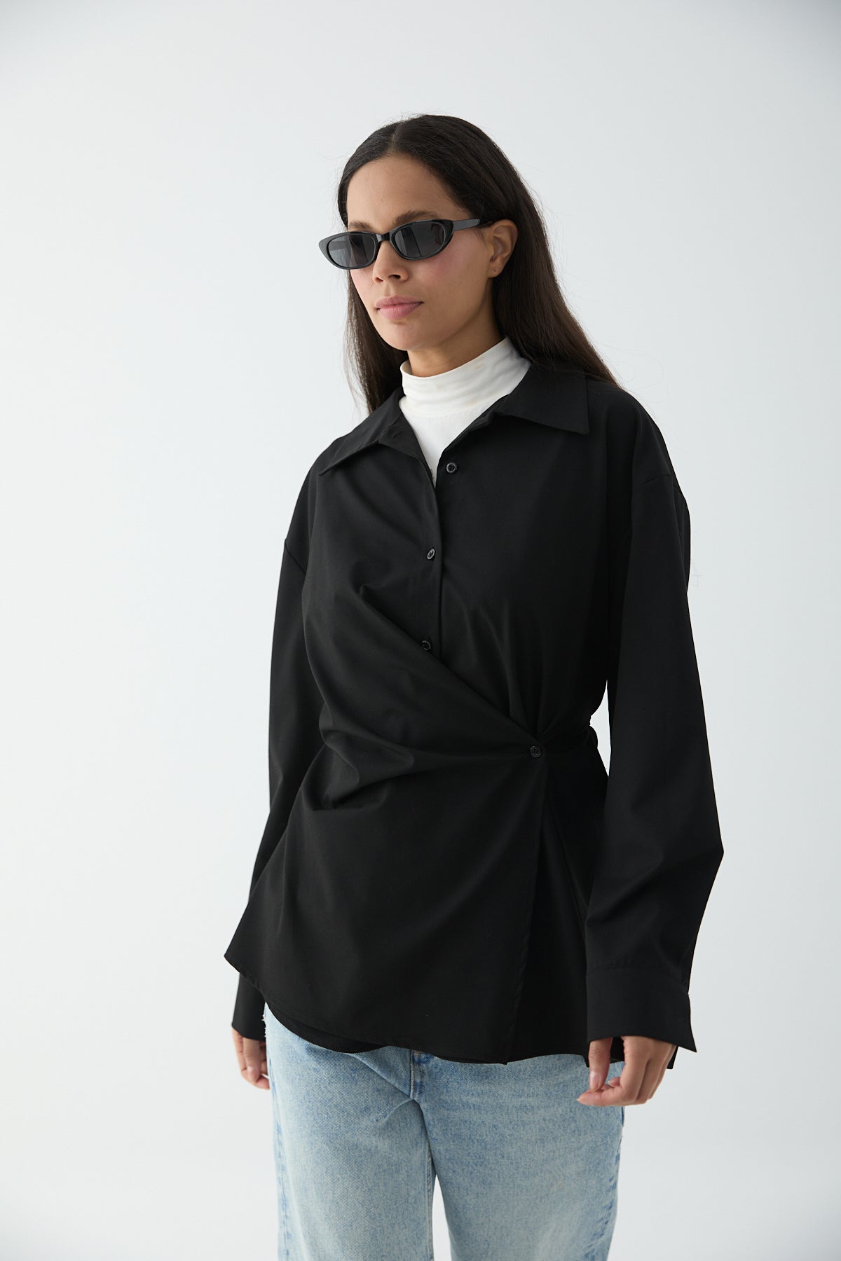 Moderne Wickel-Bluse mit seitlicher Knöpfung