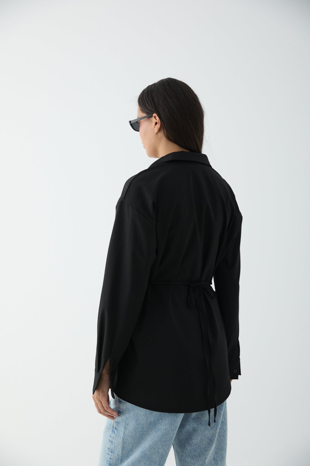 Moderne Wickel-Bluse mit seitlicher Knöpfung
