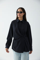 Moderne Wickel-Bluse mit seitlicher Knöpfung