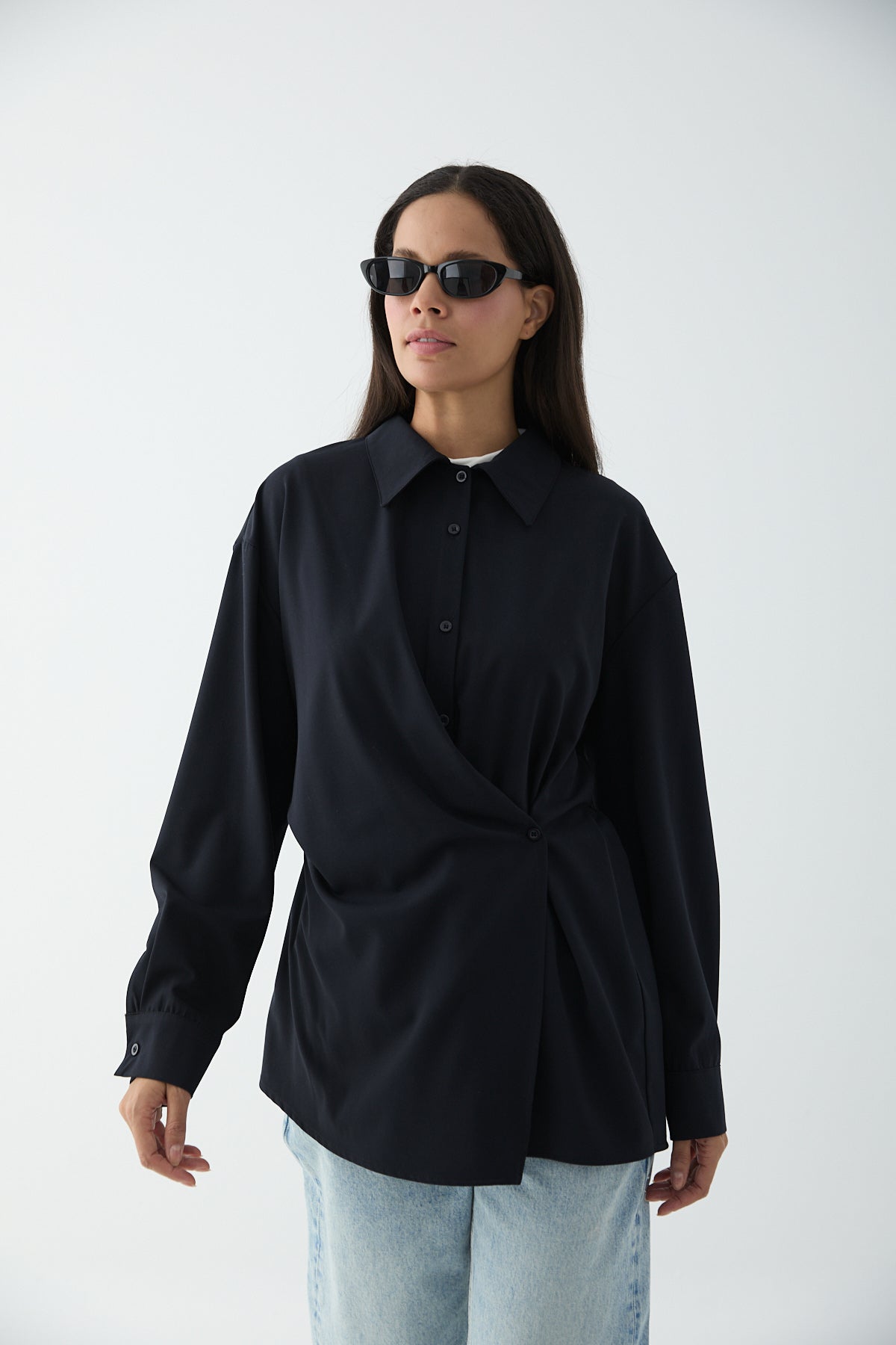 Moderne Wickel-Bluse mit seitlicher Knöpfung
