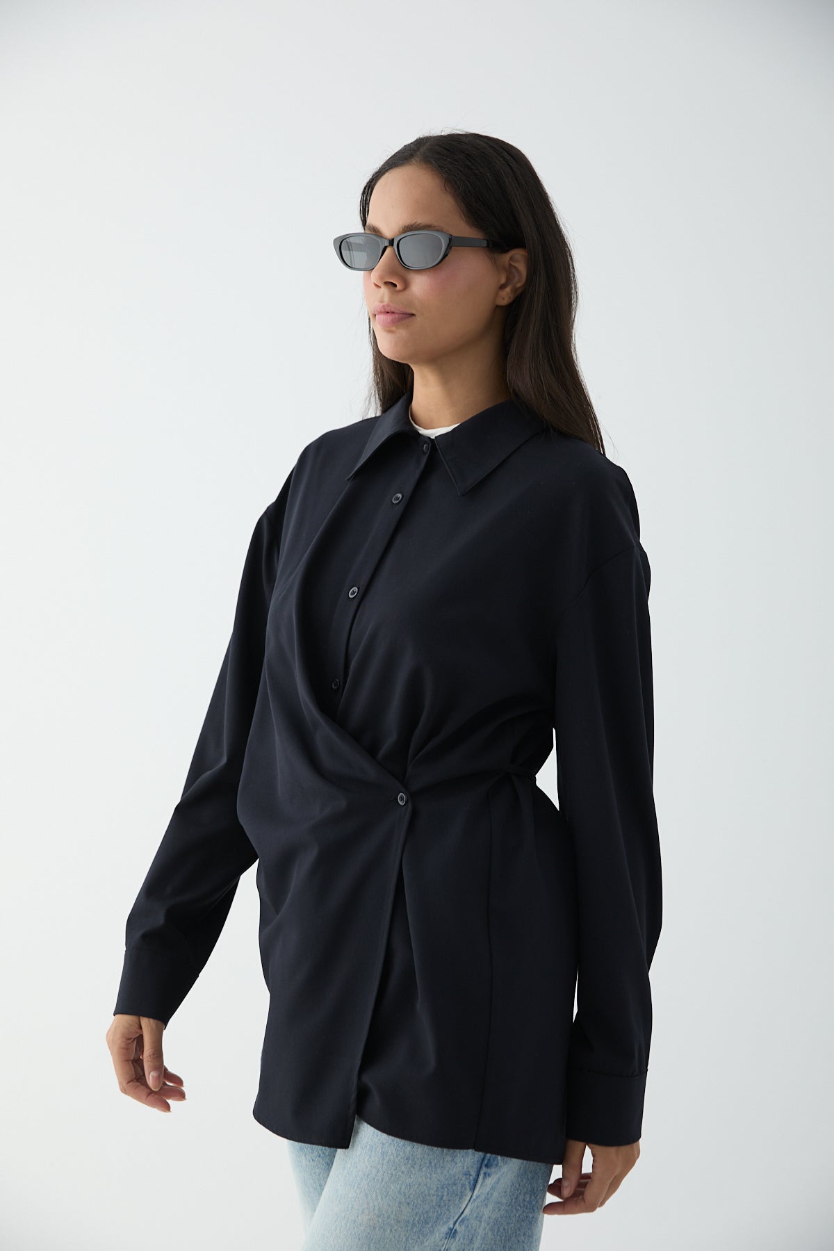 Moderne Wickel-Bluse mit seitlicher Knöpfung