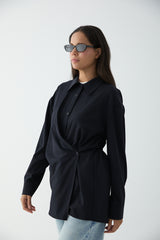 Moderne Wickel-Bluse mit seitlicher Knöpfung