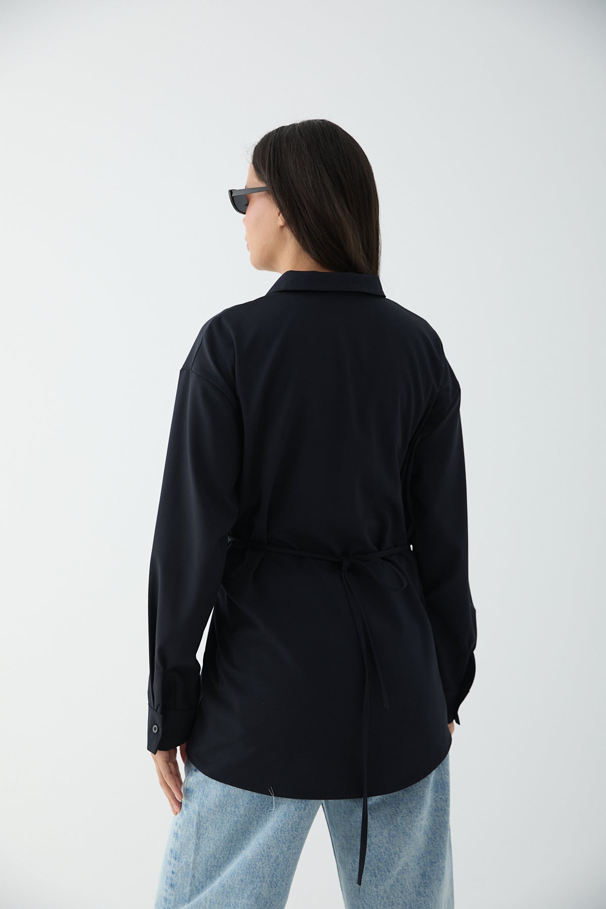 Moderne Wickel-Bluse mit seitlicher Knöpfung